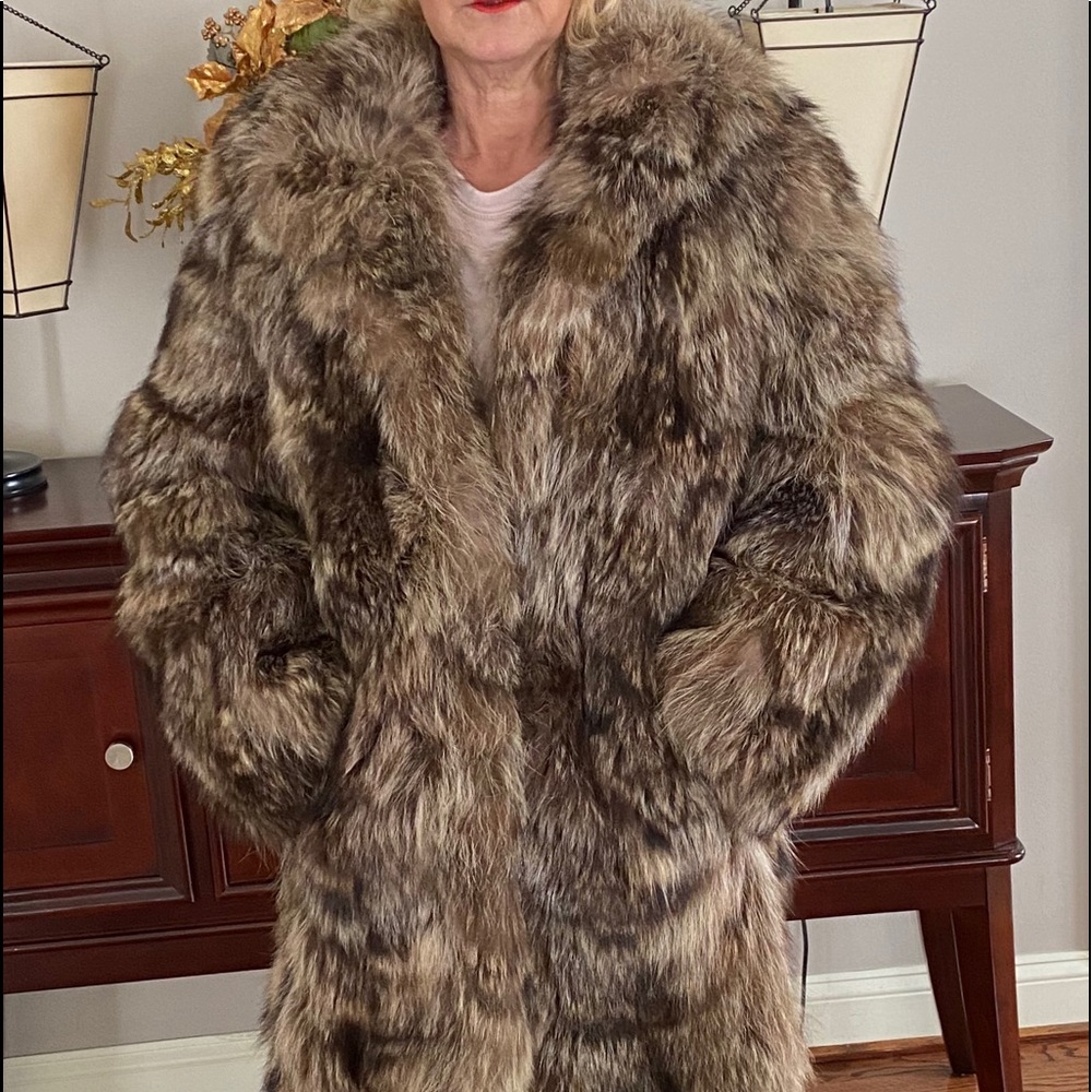 Full length gorgeous raccoon . Good quality.